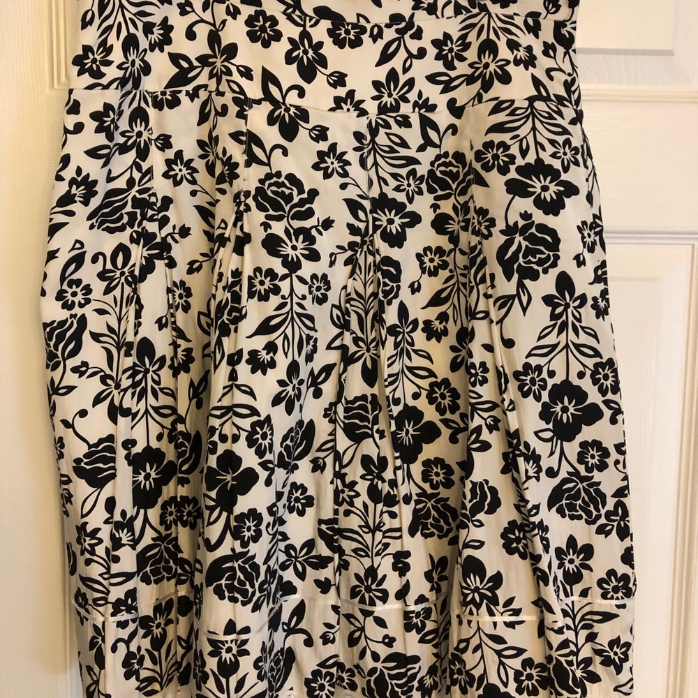EUC floral pattern skirt- size 6- laundry